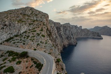 Tatil yürüyüşü Mallorca, İspanya. Akdeniz 'in Mayorka adasındaki Serra de Tramuntana dağlarının manzarasıyla güzel bir resim. Motorcular için cennet. Macera seyahati.