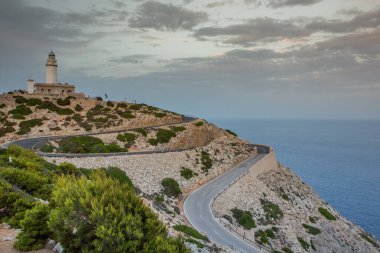 Tatil yürüyüşü Mallorca, İspanya. Akdeniz 'in Mayorka adasındaki Serra de Tramuntana dağlarının manzarasıyla güzel bir resim. Motorcular için cennet. Macera seyahati.