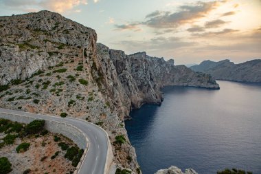 Tatil yürüyüşü Mallorca, İspanya. Akdeniz 'in Mayorka adasındaki Serra de Tramuntana dağlarının manzarasıyla güzel bir resim. Motorcular için cennet. Macera seyahati.