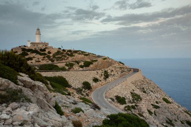 Tatil yürüyüşü Mallorca, İspanya. Akdeniz 'in Mayorka adasındaki Serra de Tramuntana dağlarının manzarasıyla güzel bir resim. Motorcular için cennet. Macera seyahati.