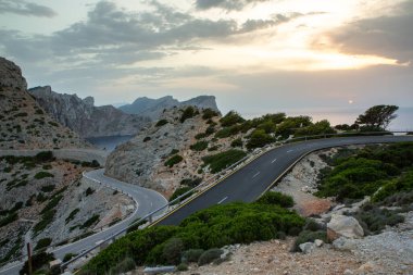 Tatil yürüyüşü Mallorca, İspanya. Akdeniz 'in Mayorka adasındaki Serra de Tramuntana dağlarının manzarasıyla güzel bir resim. Motorcular için cennet. Macera seyahati.