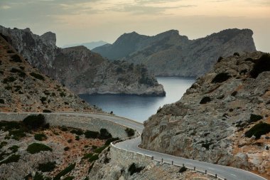 Tatil yürüyüşü Mallorca, İspanya. Akdeniz 'in Mayorka adasındaki Serra de Tramuntana dağlarının manzarasıyla güzel bir resim. Motorcular için cennet. Macera seyahati.