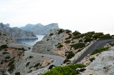 Tatil yürüyüşü Mallorca, İspanya. Akdeniz 'in Mayorka adasındaki Serra de Tramuntana dağlarının manzarasıyla güzel bir resim. Motorcular için cennet. Macera seyahati.