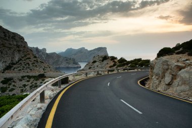 Tatil yürüyüşü Mallorca, İspanya. Akdeniz 'in Mayorka adasındaki Serra de Tramuntana dağlarının manzarasıyla güzel bir resim. Motorcular için cennet. Macera seyahati.