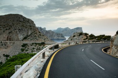 Tatil yürüyüşü Mallorca, İspanya. Akdeniz 'in Mayorka adasındaki Serra de Tramuntana dağlarının manzarasıyla güzel bir resim. Motorcular için cennet. Macera seyahati.