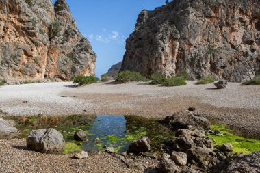 Tatil yürüyüşü Mallorca, İspanya. Akdeniz 'in Mayorka adasındaki Serra de Tramuntana dağlarının manzarasıyla güzel bir resim. Motorcular için cennet. Macera seyahati.