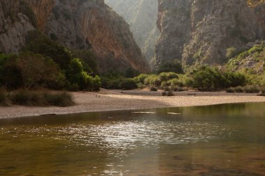 Tatil yürüyüşü Mallorca, İspanya. Akdeniz 'in Mayorka adasındaki Serra de Tramuntana dağlarının manzarasıyla güzel bir resim. Motorcular için cennet. Macera seyahati.