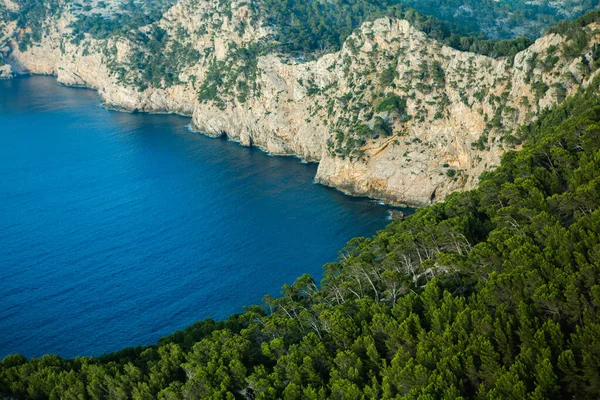 Tatil yürüyüşü Mallorca, İspanya. Akdeniz 'in Mayorka adasındaki Serra de Tramuntana dağlarının manzarasıyla güzel bir resim. Motorcular için cennet. Macera seyahati.