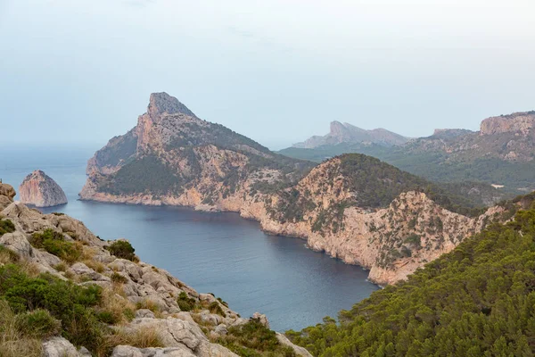 Tatil yürüyüşü Mallorca, İspanya. Akdeniz 'in Mayorka adasındaki Serra de Tramuntana dağlarının manzarasıyla güzel bir resim. Motorcular için cennet. Macera seyahati.