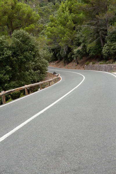 Tatil yürüyüşü Mallorca, İspanya. Akdeniz 'in Mayorka adasındaki Serra de Tramuntana dağlarının manzarasıyla güzel bir resim. Motorcular için cennet. Macera seyahati.