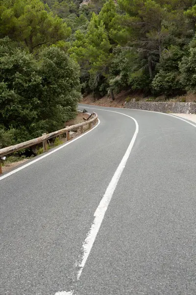 Tatil yürüyüşü Mallorca, İspanya. Akdeniz 'in Mayorka adasındaki Serra de Tramuntana dağlarının manzarasıyla güzel bir resim. Motorcular için cennet. Macera seyahati.