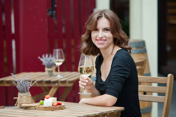 Красивая Молодая Женщина Пьет Белое Вино Террасе Ресторана — стоковое фото