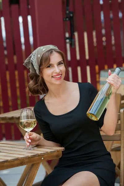 Hermosa Joven Bebiendo Vino Blanco Terraza Restaurante —  Fotos de Stock