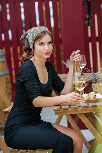 Hermosa Joven Bebiendo Vino Blanco Terraza Restaurante —  Fotos de Stock
