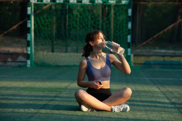 Αθλητική Νεαρή Γυναίκα Αθλητικά Κάνει Τζόκινγκ Στο Πάρκο Γυμναστική Και — Φωτογραφία Αρχείου