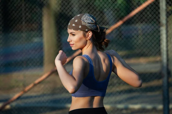 Spor Giyimli Genç Bir Kadın Parkta Koşuyor Fitness Sağlıklı Yaşam — Stok fotoğraf