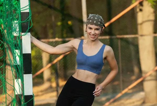 Wanita Muda Yang Atletis Dalam Pakaian Olahraga Jogging Taman Fitness — Stok Foto
