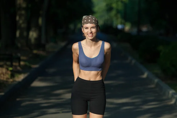 Sportliche Junge Frau Sportkleidung Joggt Park Fitness Und Gesunder Lebensstil — Stockfoto