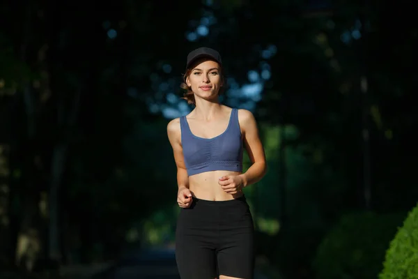 Mujer Joven Atlética Ropa Deportiva Corriendo Parque Fitness Estilo Vida — Foto de Stock