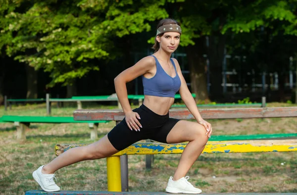 Mujer Joven Atlética Ropa Deportiva Corriendo Parque Fitness Estilo Vida —  Fotos de Stock