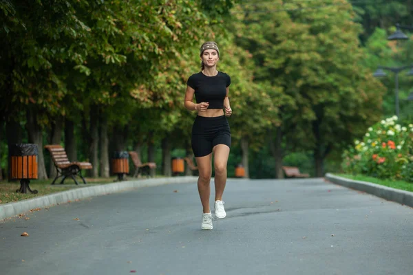 Atletická Mladá Žena Sportovním Oblečení Běhá Parku Fitness Zdravý Životní — Stock fotografie