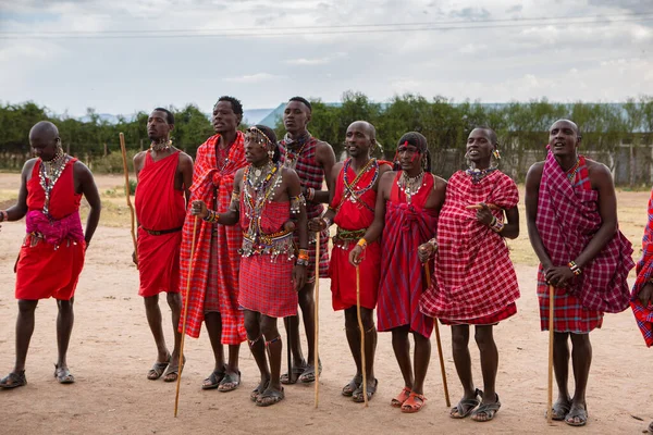 Masai Traditionele Kleurrijke Kleding Met Maasai Springende Dans Lokale Stam — Stockfoto