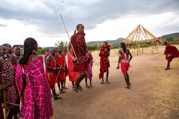 Masai Roupas Coloridas Tradicionais Mostrando Dança Salto Maasai Aldeia Tribo — Fotografia de Stock