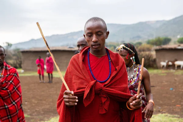 Masai Tradycyjnej Kolorowej Odzieży Pokazującej Taniec Skoki Maasai Miejscowej Wiosce — Zdjęcie stockowe