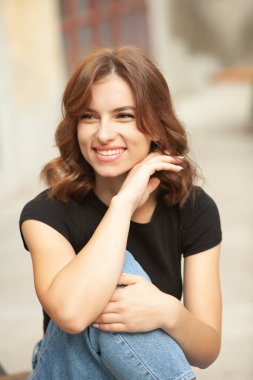 Beyaz tenli ve güzel gülüşlü güzel genç bayan. Sokak elbiseli Avrupalı kadın. Ukraynalı kız.