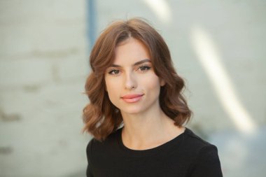 Beyaz tenli ve güzel gülüşlü güzel genç bayan. Sokak elbiseli Avrupalı kadın. Ukraynalı kız.