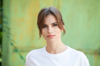 Beyaz tenli ve güzel gülüşlü güzel genç bayan. Sokak elbiseli Avrupalı kadın. Ukraynalı kız.