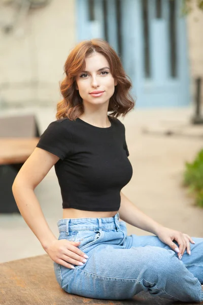白い肌と美しい笑顔を持つ美しい若い女性 ストリート服のヨーロッパの女性 ウクライナの少女 — ストック写真