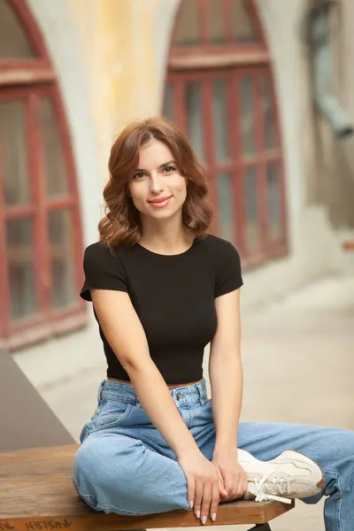 白い肌と美しい笑顔を持つ美しい若い女性 ストリート服のヨーロッパの女性 ウクライナの少女 — ストック写真