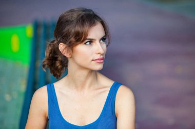 Spor giyimli genç bir kadın parkta koşuyor. Fitness ve sağlıklı yaşam tarzı. Açık havada spor giyimli güzel bir kadının portresi. Spor fitness modeli Kafkasya etnik köken eğitimi.