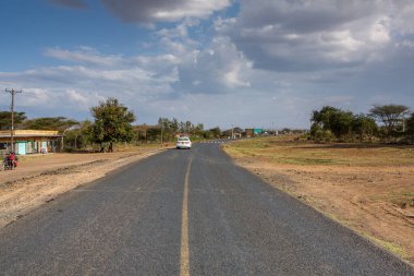 Renkli geleneksel binaları olan Kenya köyünde tipik bir Afrika sokağı.