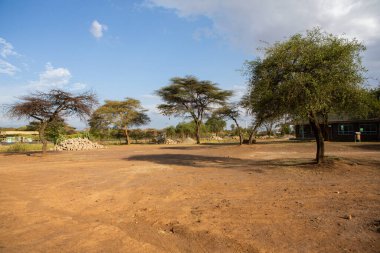 Renkli geleneksel binaları olan Kenya köyünde tipik bir Afrika sokağı.