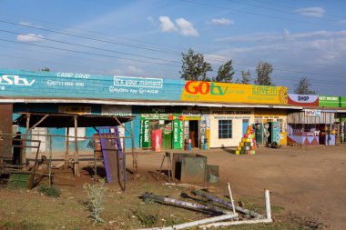 Renkli geleneksel binaları olan Kenya köyünde tipik bir Afrika sokağı.