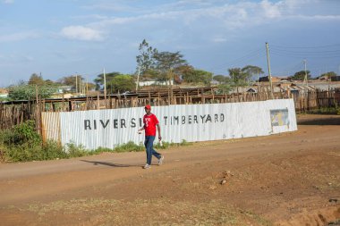Renkli geleneksel binaları olan Kenya köyünde tipik bir Afrika sokağı.