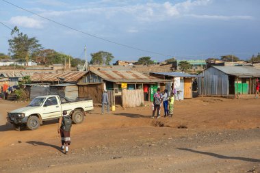 Renkli geleneksel binaları olan Kenya köyünde tipik bir Afrika sokağı.