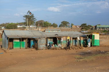 Renkli geleneksel binaları olan Kenya köyünde tipik bir Afrika sokağı.