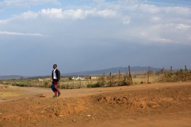 Renkli geleneksel binaları olan Kenya köyünde tipik bir Afrika sokağı.