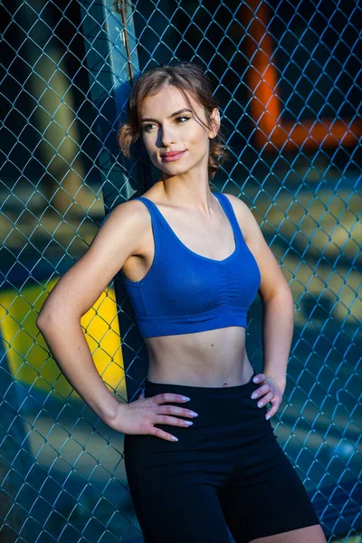 Wanita Muda Yang Atletis Dalam Pakaian Olahraga Jogging Taman Fitness — Stok Foto
