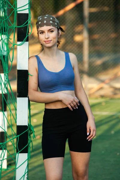 公園でジョギングをするスポーツウェアの若い女性 フィットネスと健康的なライフスタイル アウトドアスポーツウェアの美しい若い女性の肖像画 スポーツフィットネスモデル 慎重な民族トレーニング屋外 — ストック写真