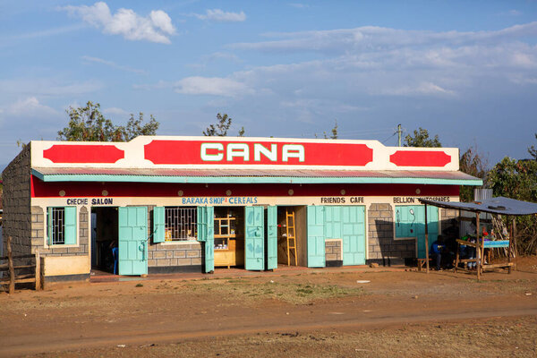 Типичная африканская улица в кенийской деревне с красочными традиционными зданиями.