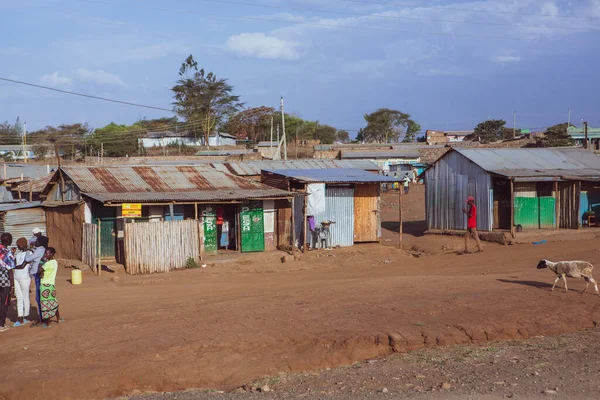 Renkli geleneksel binaları olan Kenya köyünde tipik bir Afrika sokağı.