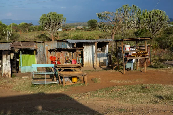 Renkli geleneksel binaları olan Kenya köyünde tipik bir Afrika sokağı.