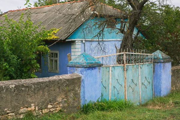 Evin kapısı metal bir desenle dekore edilmiş. Köyde terk edilmiş eski bir ev. Bir kır evinin bahçesindeki eski demir kapı. Yeşil metal kapı.