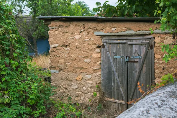 Brama Domu Ozdobiona Jest Wzorem Metalu Stary Opuszczony Dom Miejscowości — Zdjęcie stockowe