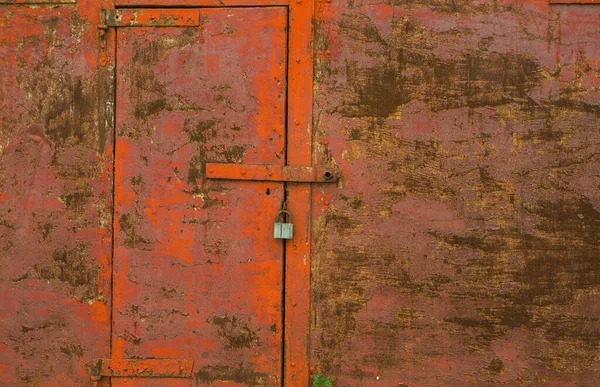 Üzerinde Asma Kilit Olan Paslı Metal Bir Kapı Arkaplan Dokusu — Stok fotoğraf