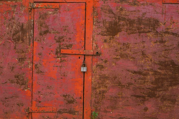 上有挂锁的生锈的旧金属门 背景纹理 — 图库照片